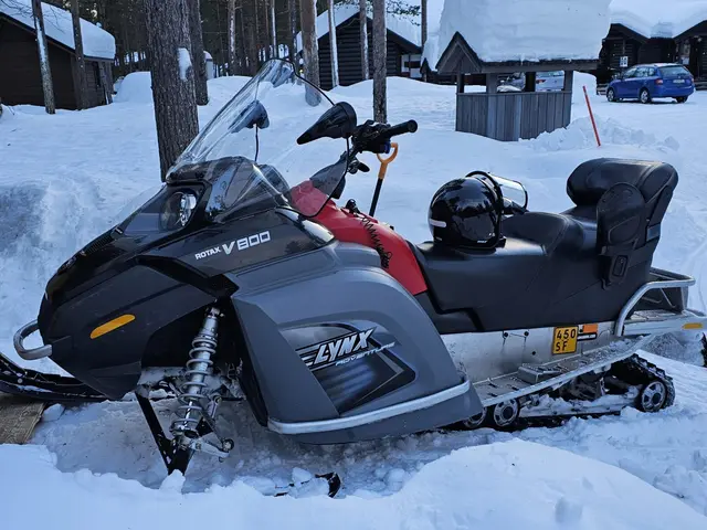 Moottorikelkka LYNX V800 Adventure kuva 2