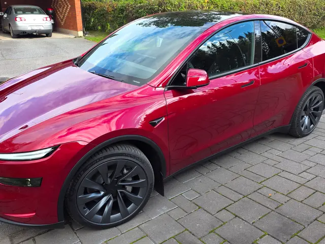 Sähköauto Tesla Model Y 7-paikkainen vm. 2026