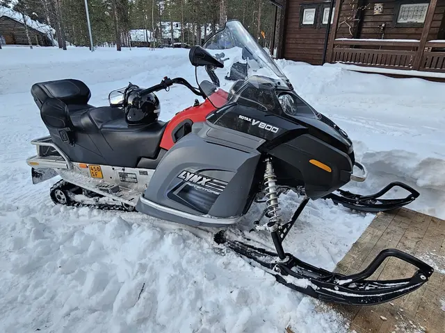 Moottorikelkka LYNX V800 Adventure