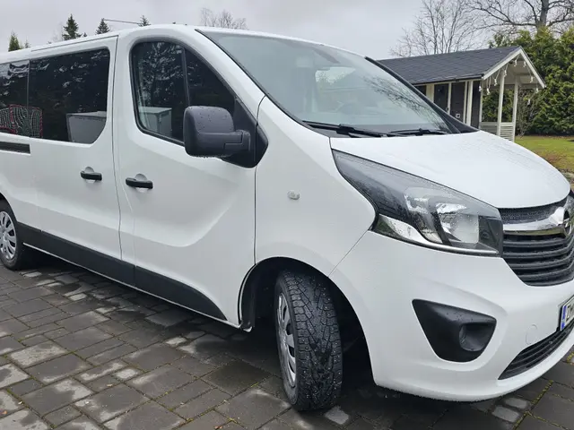 Minibussi Opel Vivaro 1+8 vm.2018 tai vastaava
